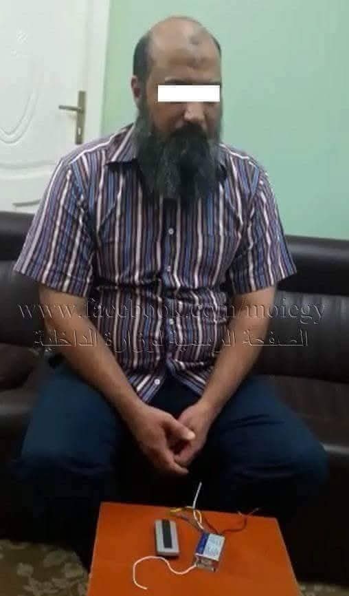 كل الدعم 🫡
 الشيخ اللي قدامكوا ده اجتهد وشغل مخه وابتكر دايرة كهربية بريموت كونترول لسرقة الكهرباءبيبيعها ويركبها للمحلات في الشرقية..
يفصل العداد بالريموت وتسرق كهرباء براحتك.. ييجي محصل النور صاحب المحل يشغل العداد بالريموت ويفصله لما يمشي .