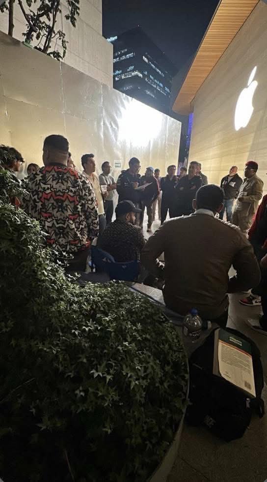 Así estuvo la fila esta madrugada fuera de la tienda de APPLE en la plaza de Antara en la Ciudad de México para comprar el nuevo iPhone 17. Los nuevos ya está disponible a partir de hoy.