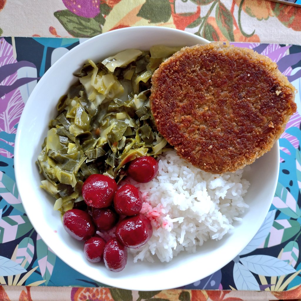 AnulasKitchen's tweet image. Aaaand breath 😮‍💨 1st week at new job done &amp;amp; dusted! Still in training until Wed, but amount of information they're giving us I'm not surprised training is so long! 😵‍💫 Ppl seem nice &amp;amp; job seems good too! 🤓 Dinner: Polish style "mielone", braised cabbage, baby beetroot 🌱🤤
#vegan