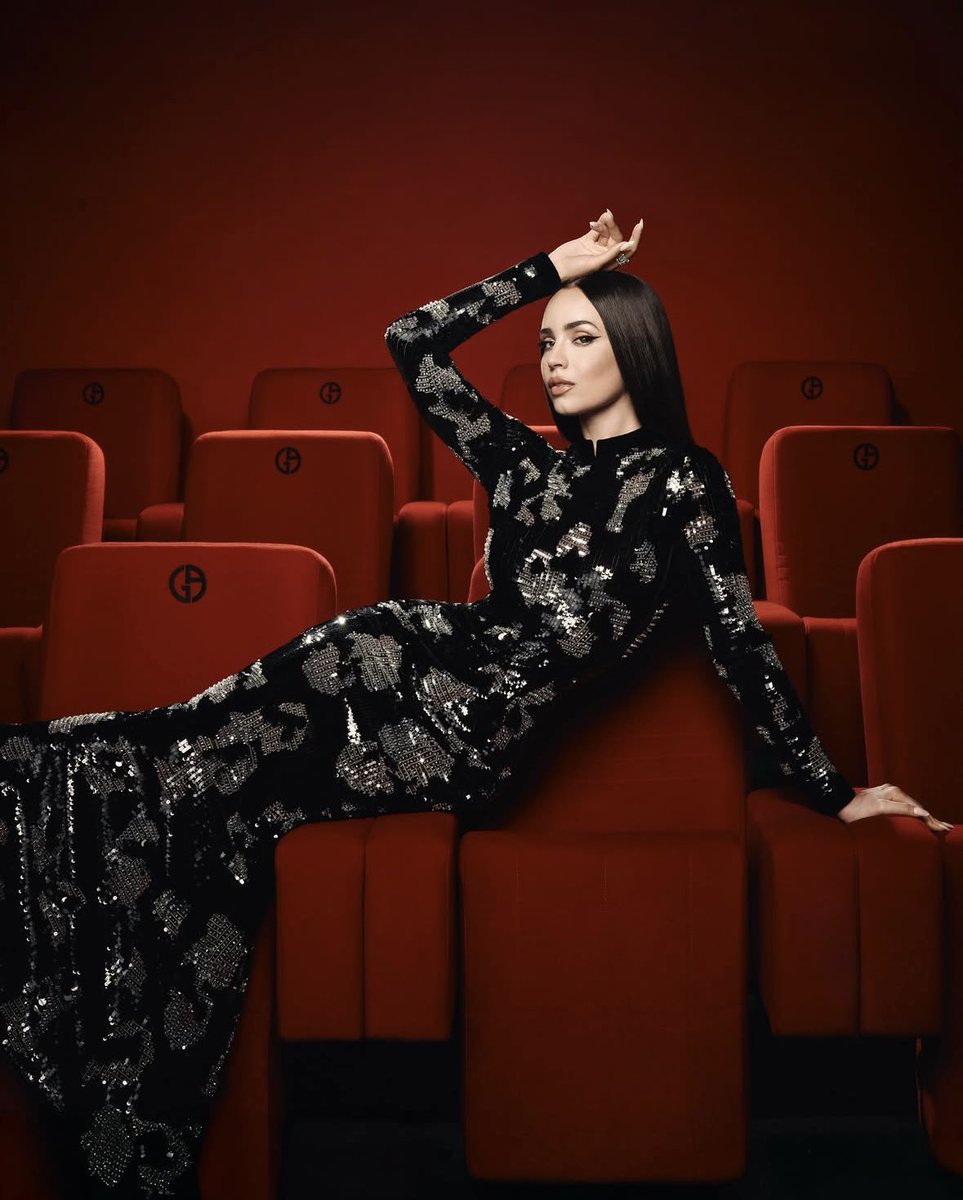 hellosofia33's tweet image. Most recent pictures of @SofiaCarson and her sister