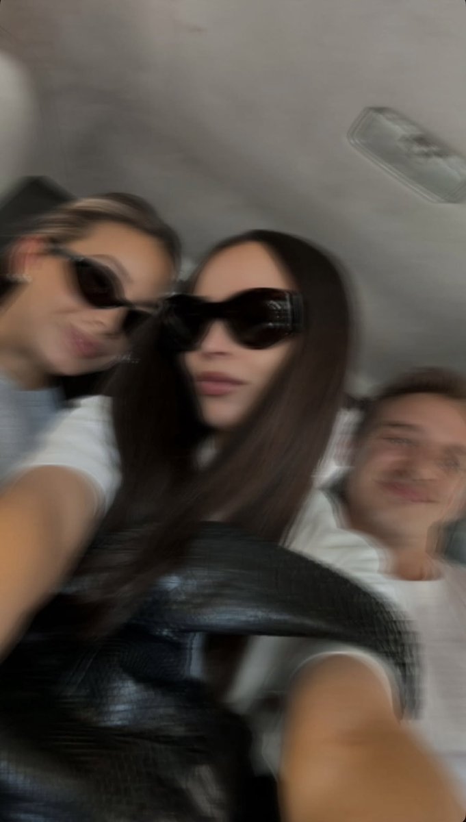 hellosofia33's tweet image. Most recent pictures of @SofiaCarson and her sister