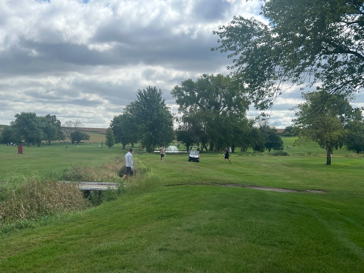 🏌️‍♂️⛳ “Have you seen my ball?” 😅
A wild shot has the group searching for a wayward ball on the 7th hole! 👀
Who does this remind you of? 😂
#wiasurf #CBsoccerclub #GolfDay #LostAndFound