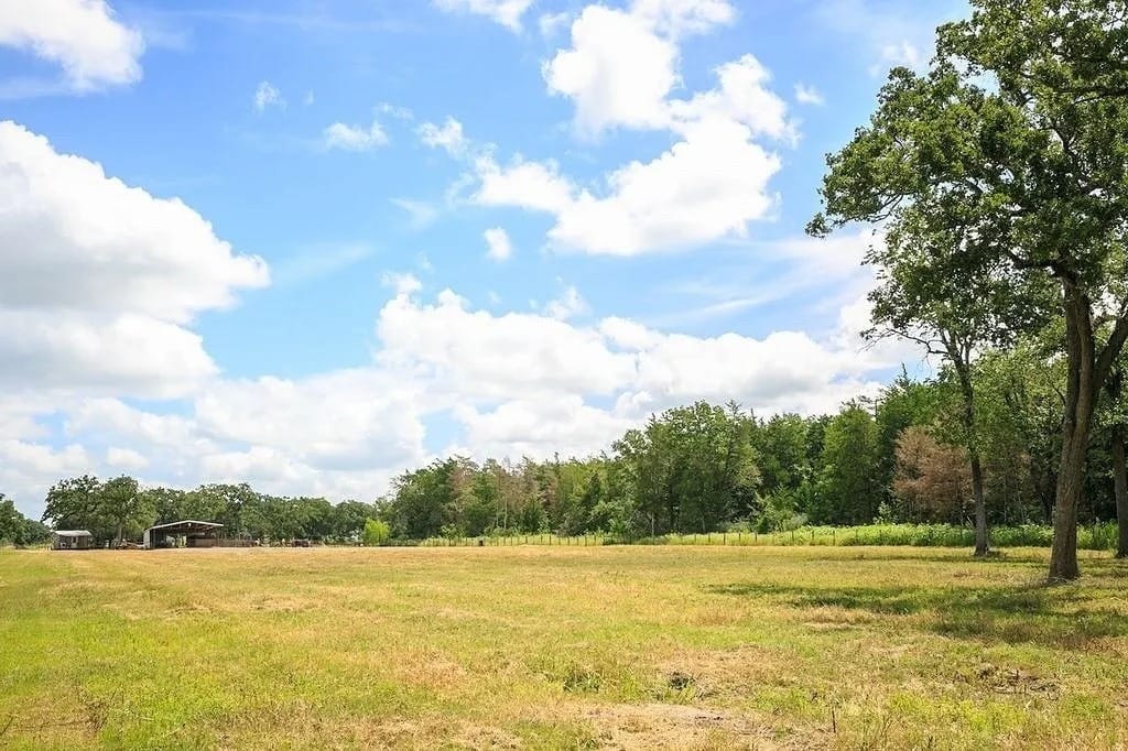 TxHorseProperty's tweet image. BURTON, WASHINGTON COUNTY, CENTRAL TEXAS. 8.03 acres. 12x16 bunk house. 40x100 barn w/water &amp;amp; electric, five 12x36 runs, prepped for 5 add’l stalls. Lighted riding area. Multiple potential home build sites. $399K #txhorseproperties #burtontx #centraltexas tinyurl.com/3395Burton