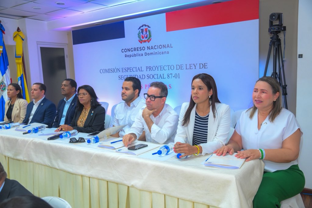 DiputadosRD's tweet photo. Estuvieron presentes los diputados: @pmartinez_rd; Margarita Tejeda; @Taylumacalderon; @DrJuanbolivar; @Carolimnuz; @Alcibiadestava; @AmadoDiazSDE; @RogelioGenaoLz; Rafaela González; Faustina Guerrero; José Luis Abreu; Patricia Núñez; @LlanirisEspinal; Germán Martinez; @josedavidbaezr; Nolberto Ortiz, y @josealbertoji20. 

Diputados y diputadas de todas las bancadas políticas representadas en nuestro órgano legislativo. 

#DiputadosRD