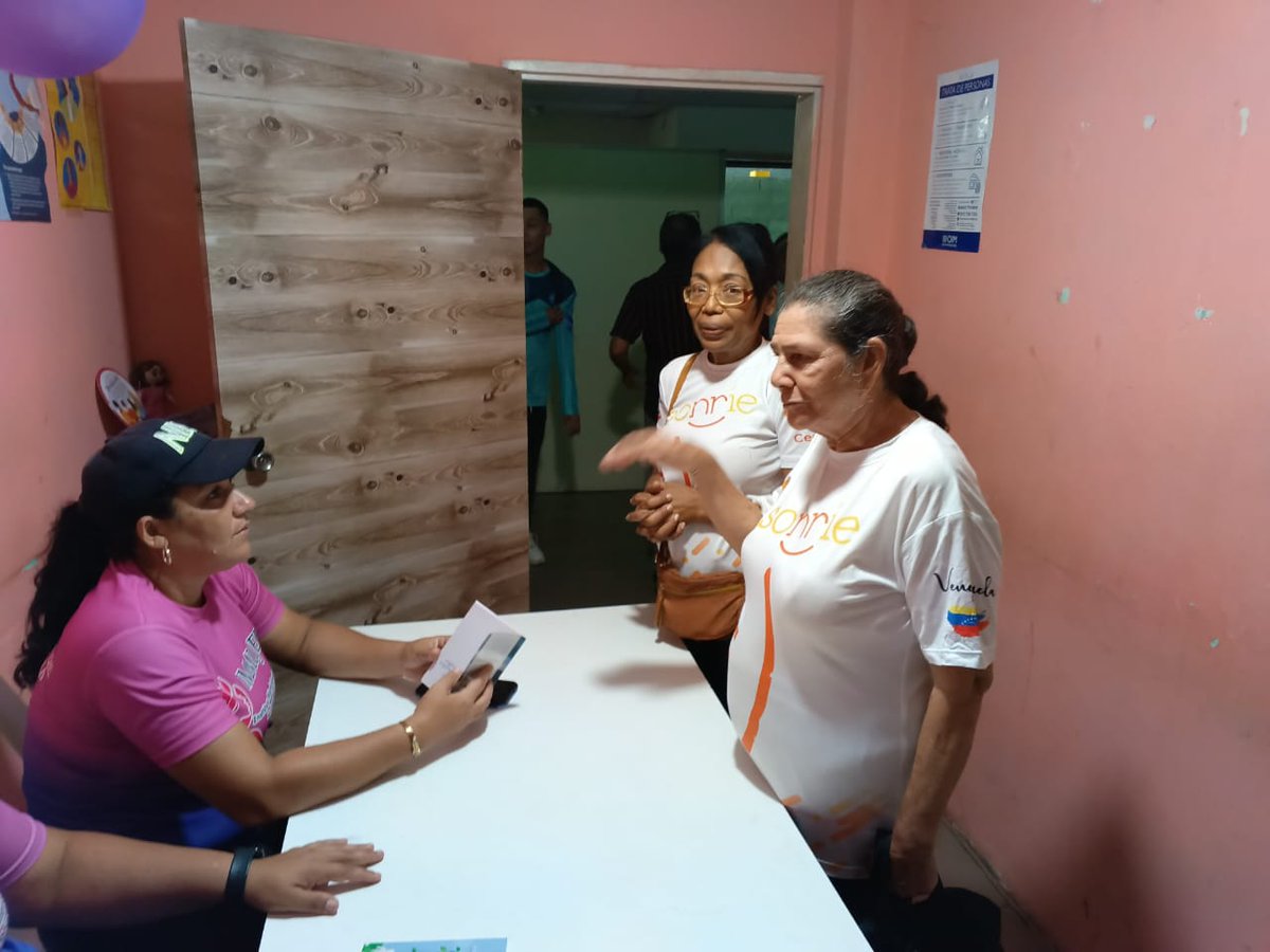 mivenoriental's tweet photo. Cumaná entregó 1235 libros en la Gobernación, la Alcaldía, el Consejo legislativo y entes bancarios.

"Precisamente hoy Dios respondió una petición de fé, para sanidad. Y no es casualidad que como complemento ustedes lleguen", comentó Teodelis, una trabajadora de la alcaldía. 🙏🏻 https://t.co/CpL6jp78qK