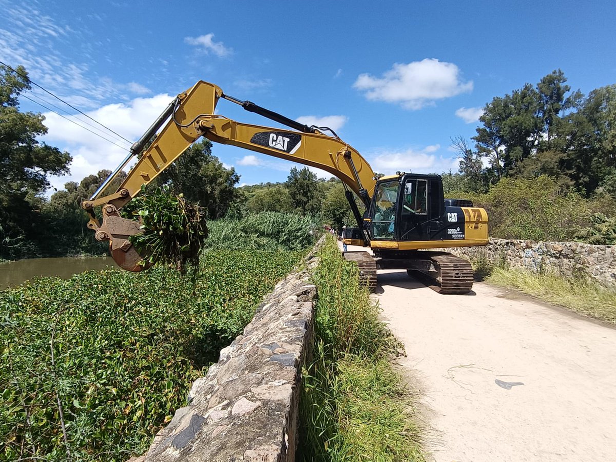 ObrasPublicasDG's tweet image. ⚠Trabajan coordinados @gobdgo y @DurangoCap para prevenir riesgos por lluvias en zona rural; retiran lirio de Puente del Diablo.
#DurangoEsElCamino