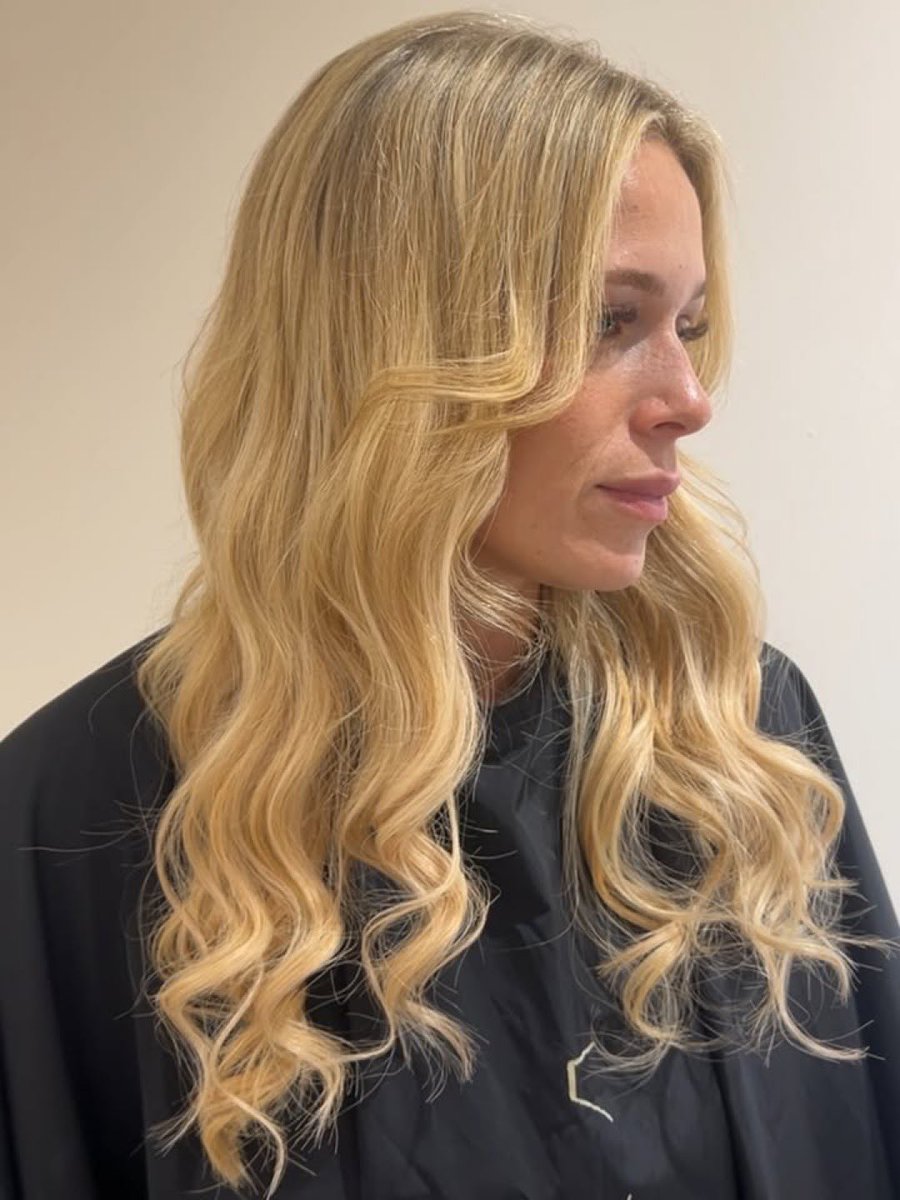 FlyingHorseWalk's tweet image. instagram.com/hausofhairbysa…
@starshooter.hair ✨ Love a good extension transformation! ✨
Creating that thicker, fuller look is everything — it not only enhances the hair but also boosts confidence. 💕
#hairextensionist #nanoextensions #hairgoals #hairstylist