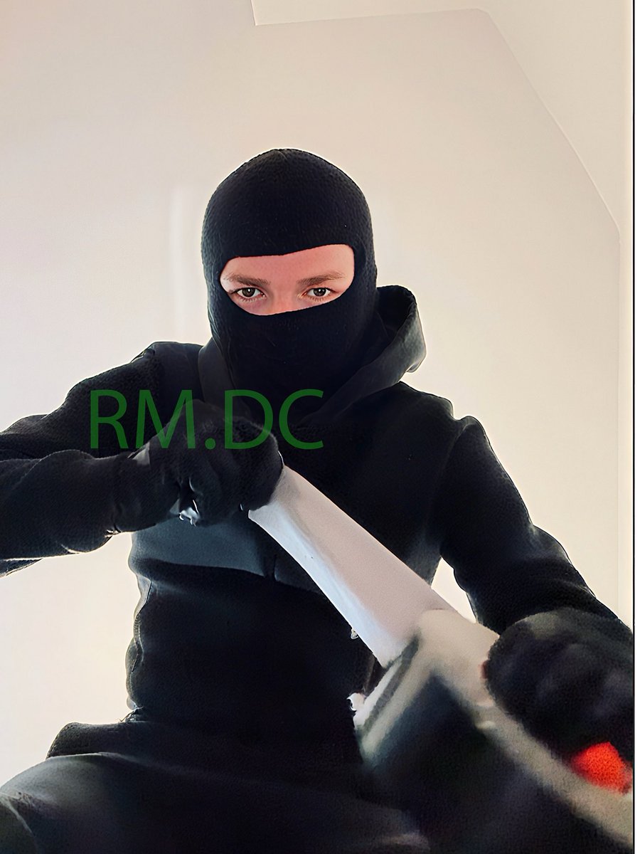 Be quiet 🤐 🥷🥷  I’m going to rob you