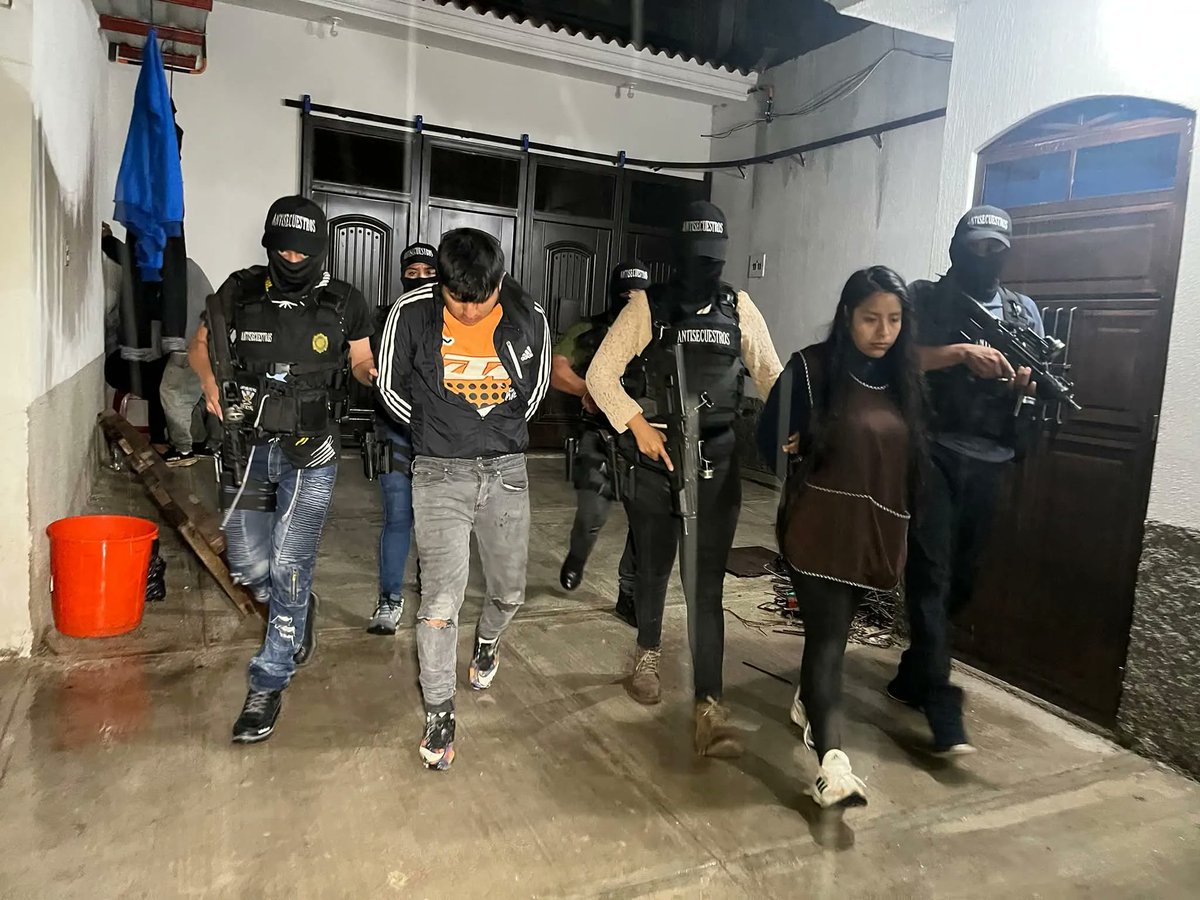 PublinewsGT's tweet image. 🔔“Andrea y Germán”: la pareja que secuestró a una niña en Chimaltenango pedía Q2 millones

Los secuestradores terminaron capturados tras el intenso operativo para rescatar a la menor. 

#PublinewsGT #Chimaltenango #secuestros 

Lee: ⏬

publinews.gt/noticias/2025/…