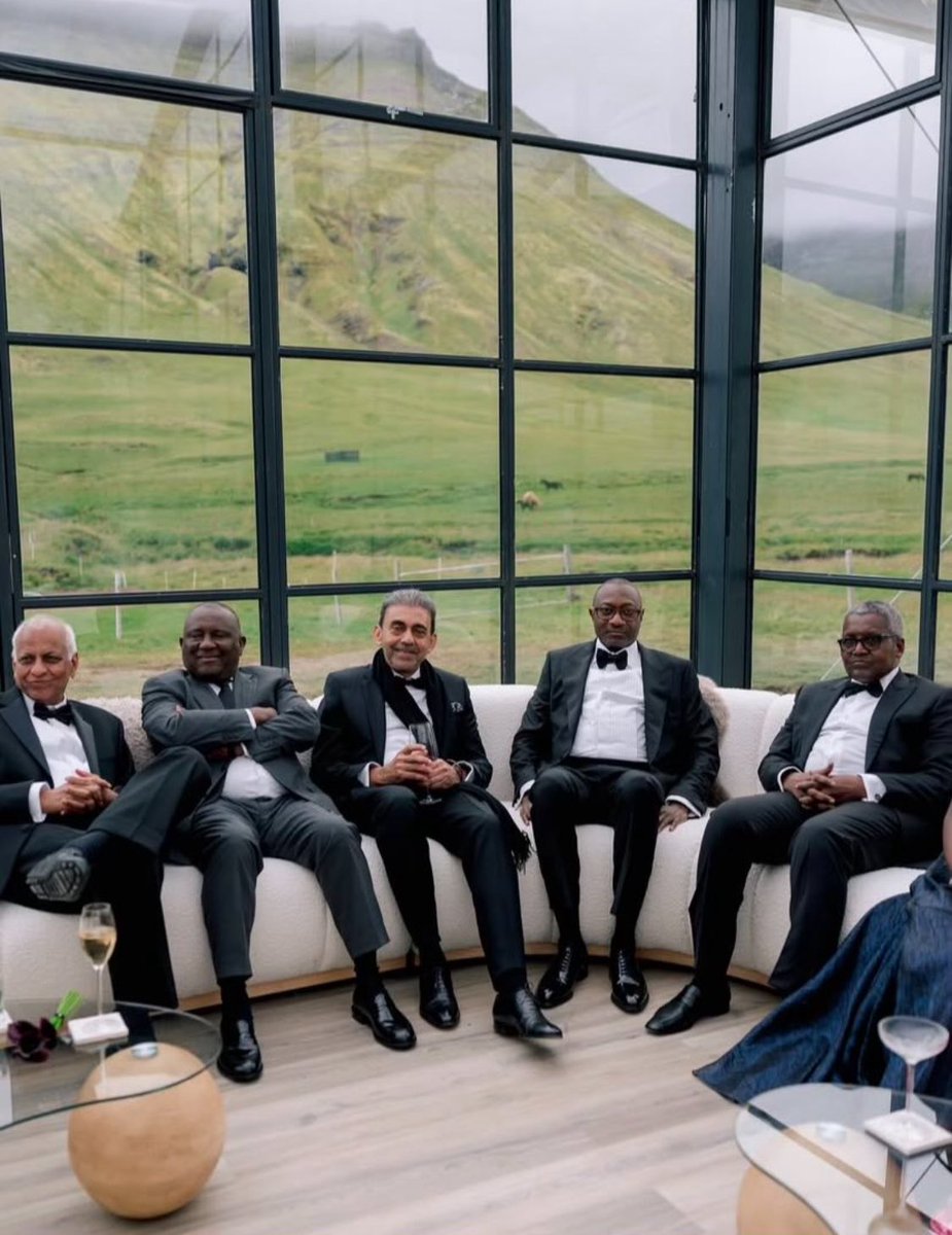 james_offset's tweet image. Surround yourself with people who inspire you, challenge you, and push you to grow. The right circle will elevate your vision and turn dreams into reality. 💼✨ #PowerCircle #GrowthMindset #SuccessVibes