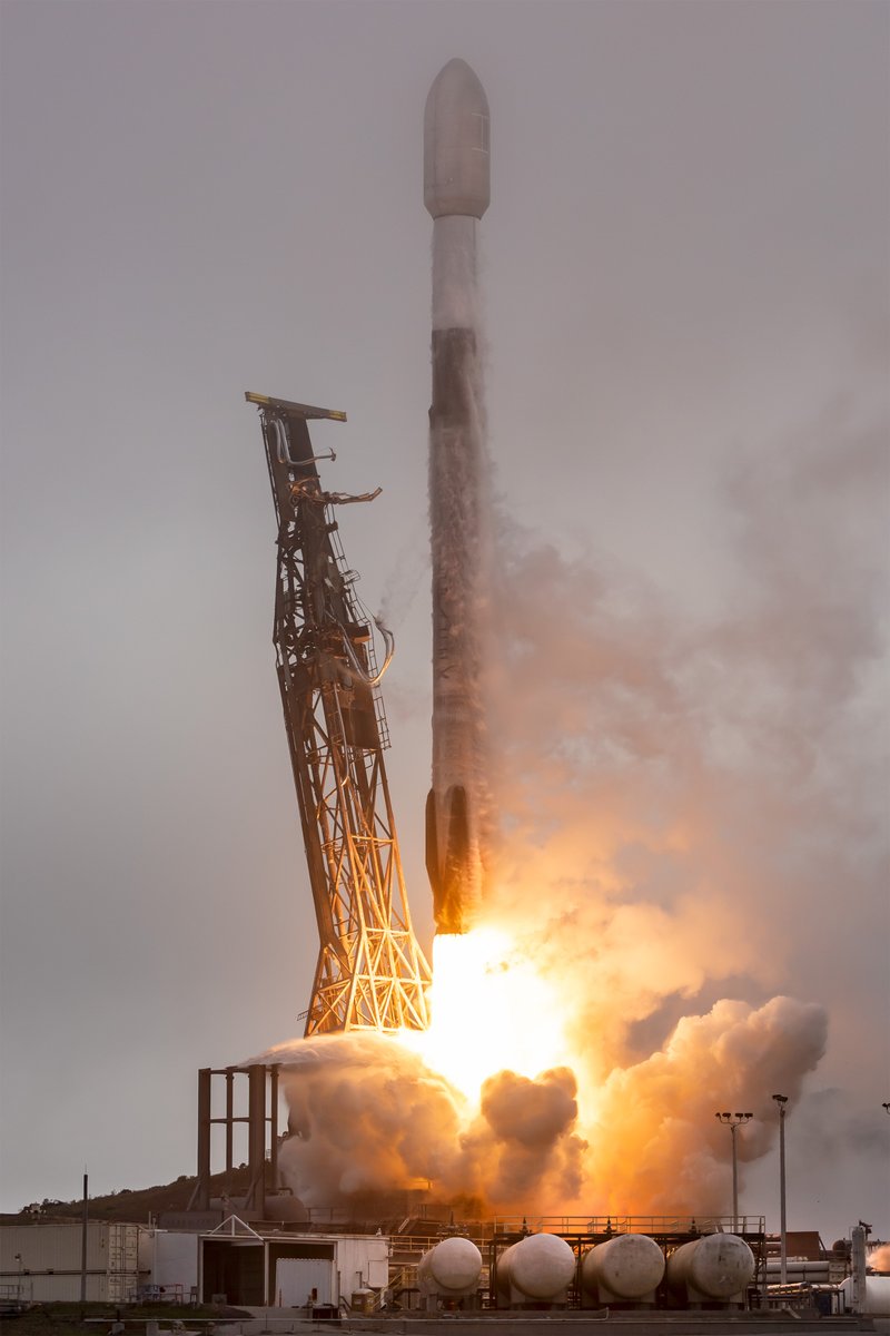 Falcon 9 launches 24 <a href="/Starlink/">Starlink</a> satellites from California