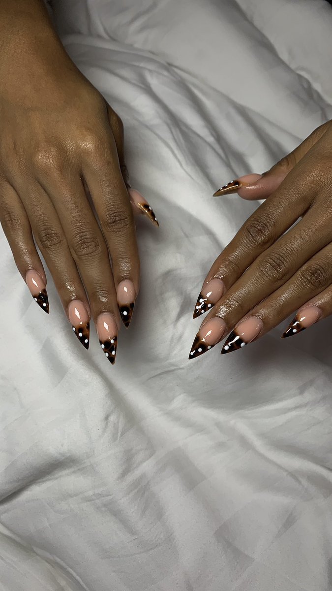 If you come across this please retweet your own no go spoil 🥺 customer wey go book me next fit dey your timeline 

I too sabi this work 🤭 God abeg  😌 see as the cuticle clean 😍😍
Dice on tortoise shell 🎲