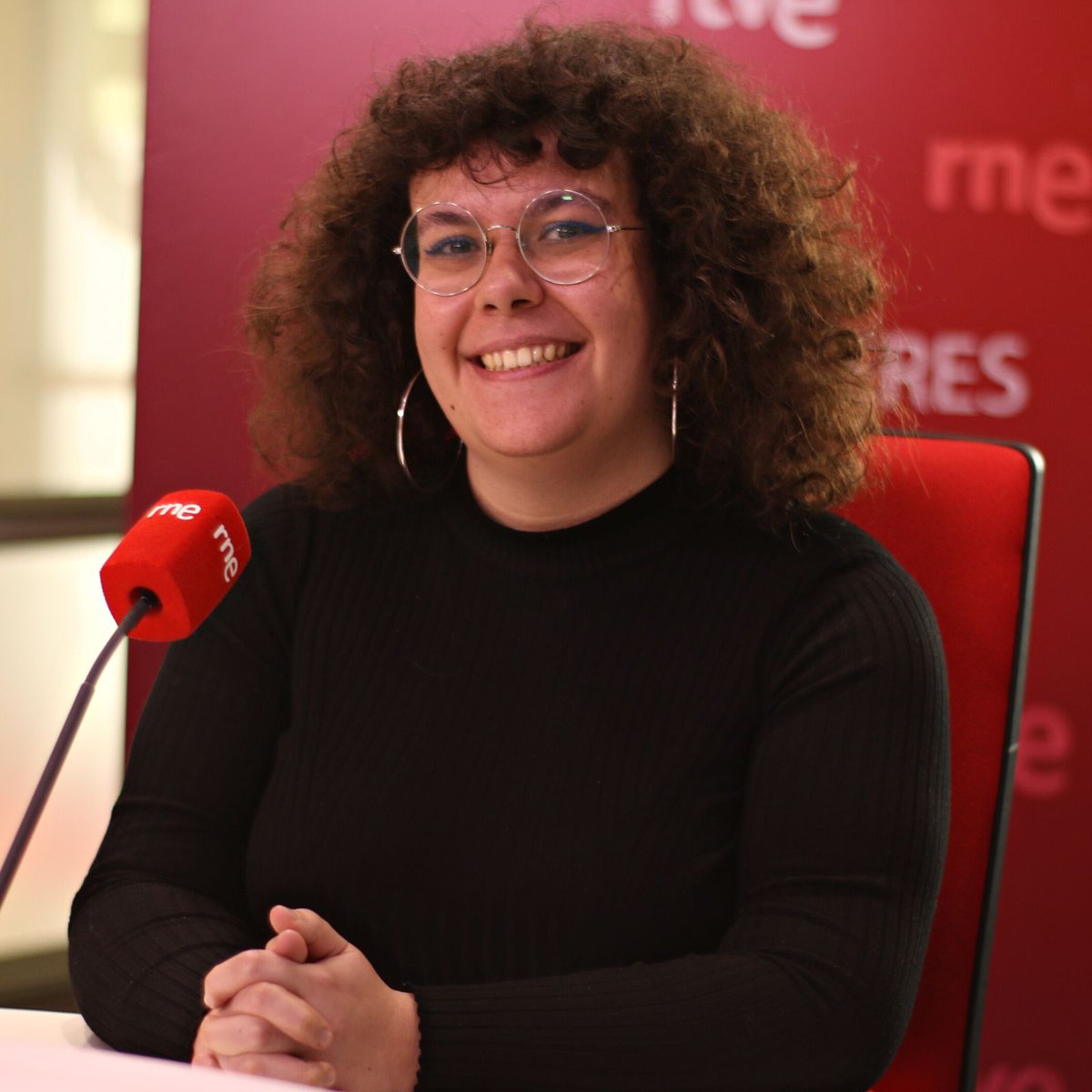 Después, Sara Pardo presenta en su sección del viernes la poesía de Aida González Rossi, una joven poeta canaria que mira siempre a la infancia y la juventud con nostalgia 🫂