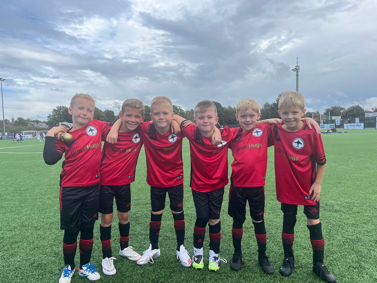 First ever league game for the Under 8 Juniors! Playing away at Faversham in their new away kit kindly sponsored by Group Hugs, the players were eager to warm up and get going! The team played with positivity and keeping the ball moving. The match was end to end with both teams