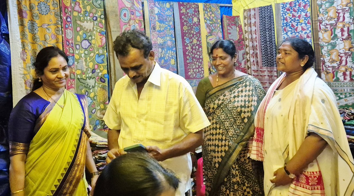 IndiraShoban's tweet image. 🔸 శిల్పారామం:  SARAS FAIR-2025 ఎగ్జిబిషన్ లో ఏర్పాటు చేసిన వివిధ స్టాళ్లను మంత్రివర్యులు సీతక్కతో కలిసి సందర్శించాను.
.
.
.
#shilparamam #sarasfair #indirashoban #ఇందిరమ్మ #ఇందిరాశోభన్ @INCTelangana @revanth_anumula
@seethakkaMLA @TelanganaCMO @Bmaheshgoud6666 @MNatarajanINC