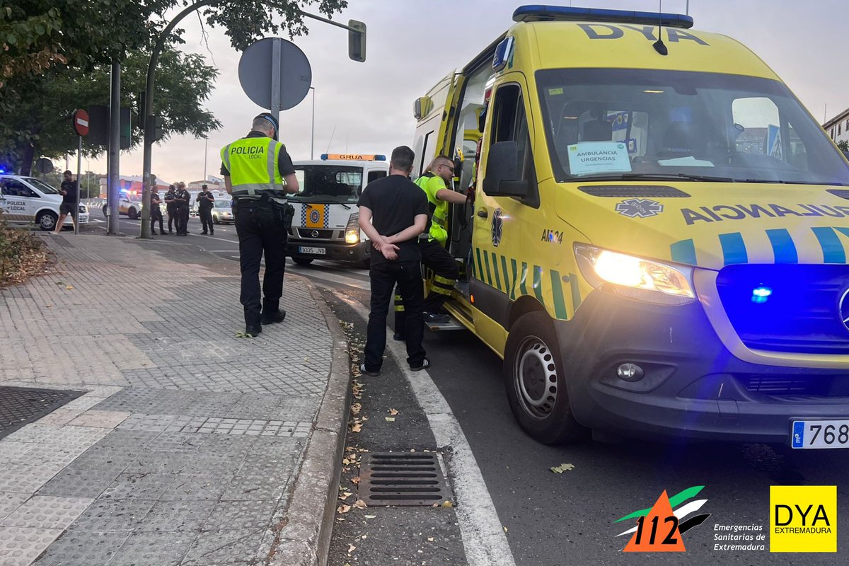 #Acc_Tráfico colisión por alcance en Avda. Universidad de #Cáceres. Movilizada USVB #DYA por <a href="/JuntaEx112/">112 Extremadura</a> para la atención de mujer de mediana edad herida leve con traumatismo torácico. Tras toma de constantes y valoración se traslada al Hosp. Universitario. Colabora Policía Local