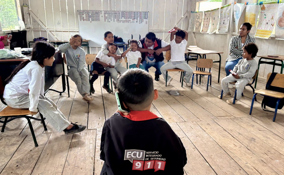 ECU911Austro's tweet photo. En📍#Taisha, Macuma en la comunidad shuar Tukaip nuestro equipo de #VinculaciónECU911 junto a 🤖 #ECUTron socializamos a los niños y niñas de la Escuela Luis Antonio Chiriap la forma adecuada de reportar una emergencia al 9️⃣1️⃣1️⃣. 

👦 👧🏻 Nuestros pequeños amiguitos se convirtieron en aliados del #ECU911 y podrán salvar una vida. 

#ECU911BrindaSeguridadIntegral