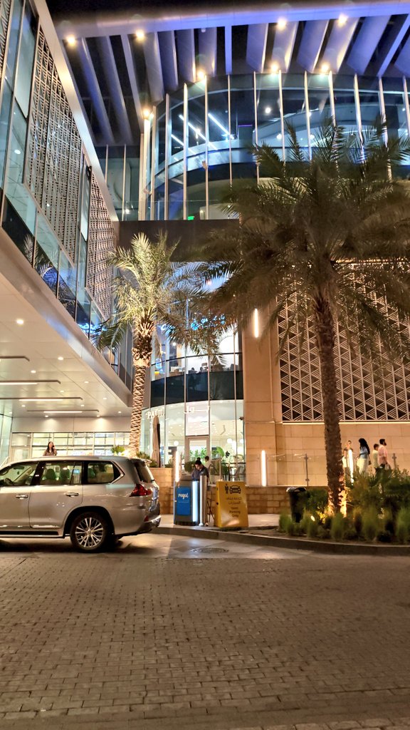 اكثر مجمع "اكره نفسي" لما ادخله
بس مجبور شسوي 😅