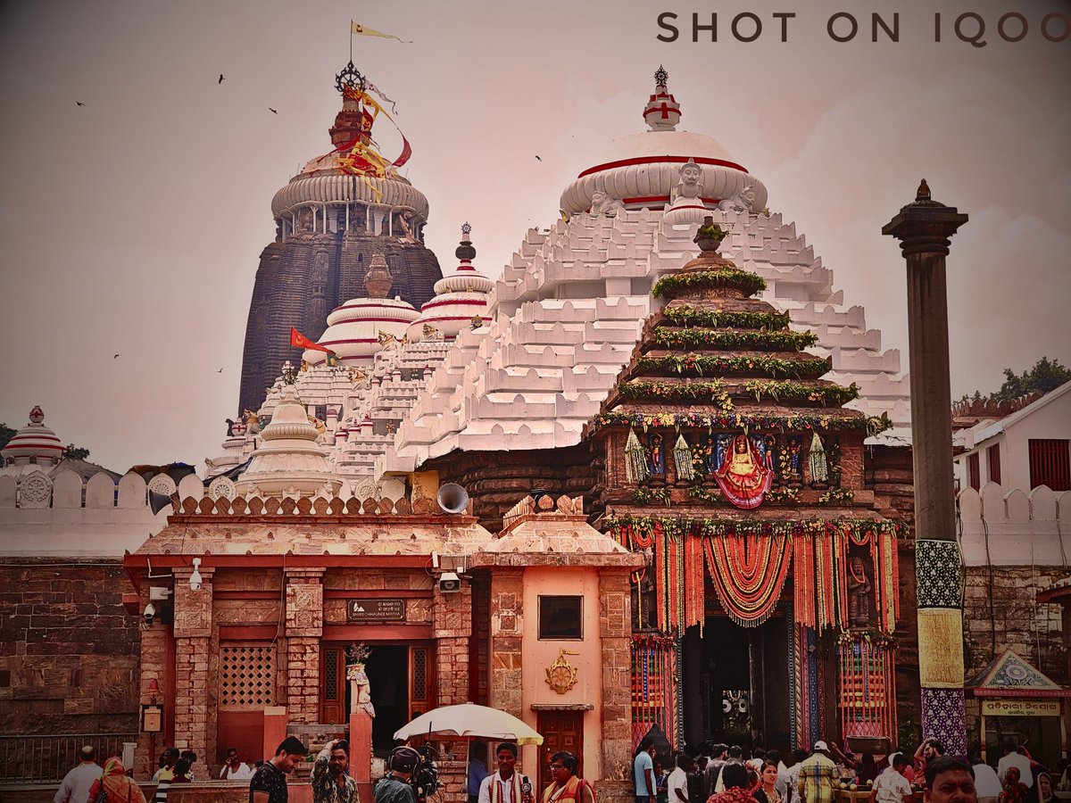 sayan_mondal___'s tweet image. Jai Jagannath 🙏✨
The true colours of my city rise from faith itself - the sacred whites, earthy reds, and vibrant hues of the Temple. More than bricks and stone, it’s a palette painted with devotion,heritage,and the eternal spirit of my people.🌸 #ShotOniQOO #FeatureMeOnSocial