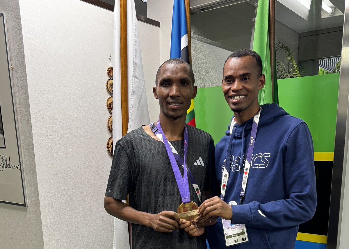 UbaloziJapan's tweet photo. Leo, Ubalozi umepokea wanariadha wa Tanzania, Sgt. Alphonce Felix Simbu, Mshindi wa Dunia wa Mbio Ndefu (Marathon) katika Mashindano ya Dunia 2025 yaliyofanyika Tokyo, Japan, pamoja na Cpl. Josephat Joshua Gisemo, wakiwa wameambatana na ujumbe wao.

Mapokezi ya ujumbe huo yalihudhuriwa pia na wawakilishi wa Jumuiya ya Watanzania waishio Japan (Diaspora), maafisa waandamizi wa Serikali walioko Japan kwa shughuli mbalimbali, pamoja na marafiki wa Tanzania kutoka Japan.

Kwa muda wa saa 2:09:48, Sgt. Simbu aliandika ukurasa wa historia ya Taifa letu, akibeba heshima na hadhi ya Tanzania katika medani ya kimataifa kwa ushindi wake wa kihistoria uliopatikana tarehe 15 Septemba 2025.

Hongera kwa mashujaa wetu wa michezo kwa kutufanya Watanzania wote duniani tuwe na fahari kubwa. 
🇹🇿🏅🇯🇵