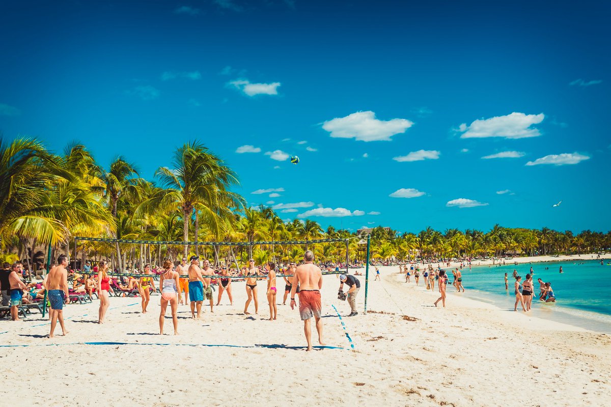 Where are our eight year alumni? ☀️

Throwin it back to the very first Dave &amp; Tim Riviera Maya in 2017 💃