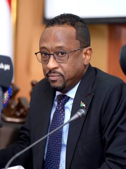 #الاعيسر هو من قام  بإيقاف مديرة مكتب قناتي #العربية و #الحدث في السودان #لينا_يعقوب . 

الاعيسر شايف دا من سلطاته ، وللأمانة والتاريخ تقرير لينا يعقوب دا ما بستحق التعليق ، خلي تتخذ اجراءات لمن الاعيسر مسكين قاعد فى السلطة ومحروم من ممارسة السلطة .. 

#البشير سافر إلى مصر عدة