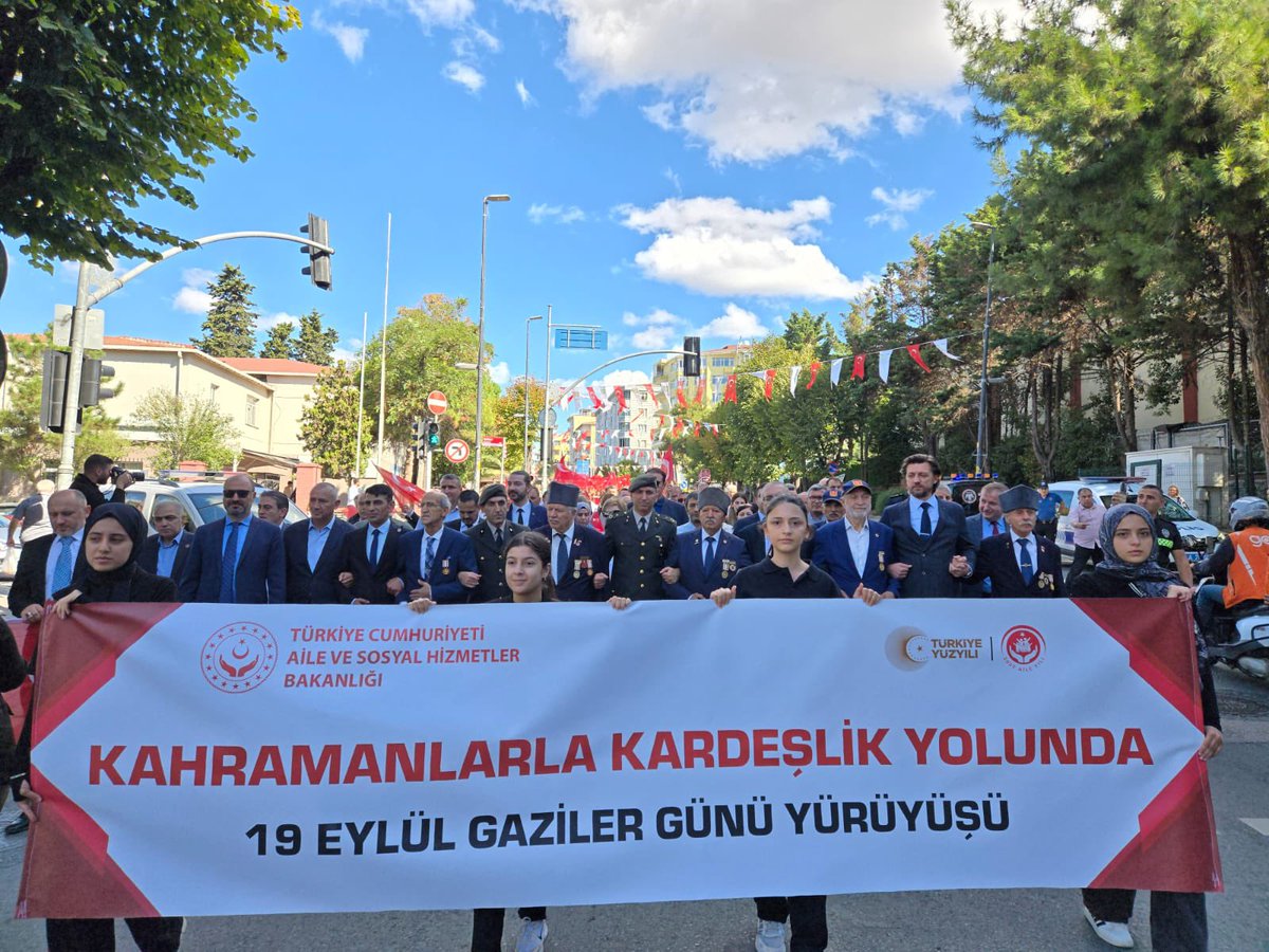 Cumhuriyetmizin banisi Gazi Mustafa Kemal Atatürk’e gazilik ünvanının verilişinin 104. yıldönümü olan 19 Eylül Gaziler Günü dolayısıyla düzenlenen kortej ve Çelenk Sunma Töreni’ni gerçekleştirdik. Aziz şehitlerimiz ve gazilerimiz rahmet ve minnetle yâd ediyoruz.