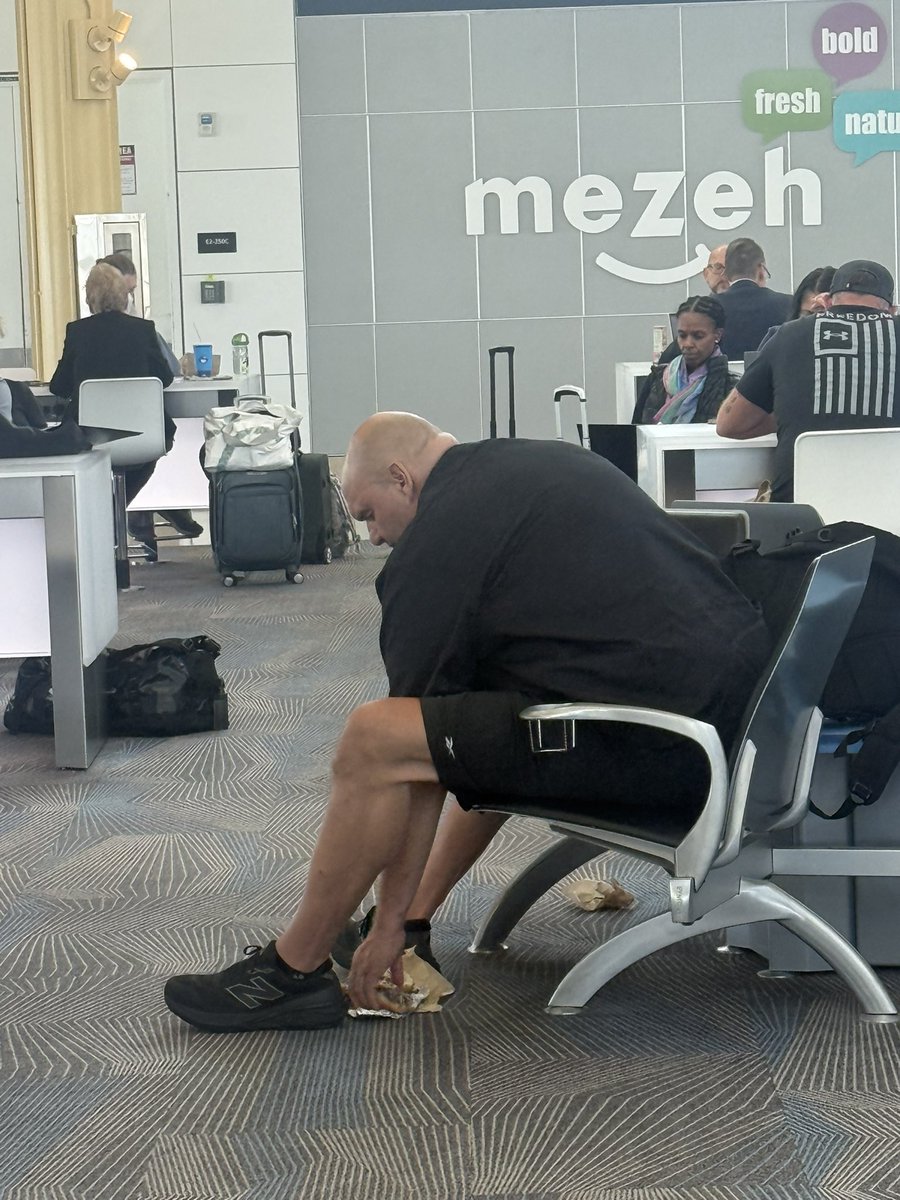 Senator John Fetterman enjoying a nice floor sandwich this Friday afternoon at DCA🇺🇸🦅