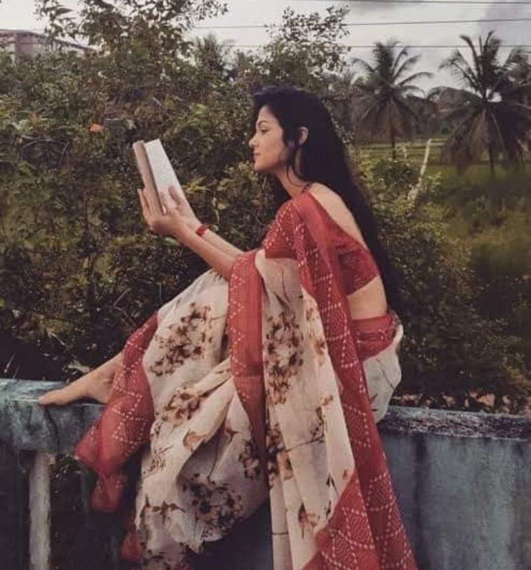 पत्थर ने धारा से मोह किया
धारा ने काटा पत्थर मुस्कुराया
दुनिया कहे यह नासमझी है
पर प्रेम वही सच्चा जो टूटकर भी न छूटे...#बज़्म