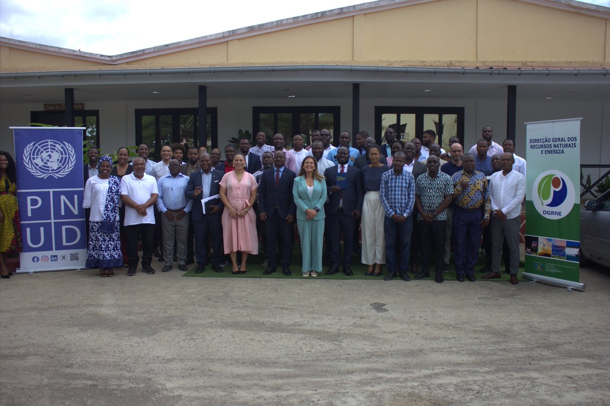 UndpStp's tweet image. The Government of São Tomé &amp;amp; Príncipe, with support from #GEF &amp;amp; #UNDPSTP, launched the #AfricaMinigrid Project to expand access to clean energy.

⚡️ 0.7 MW solar + 1.0 MWh storage
👥 21,800 people (50% women)
🌍 -26,000 tCO₂
A 4-year, $2M step towards an inclusive