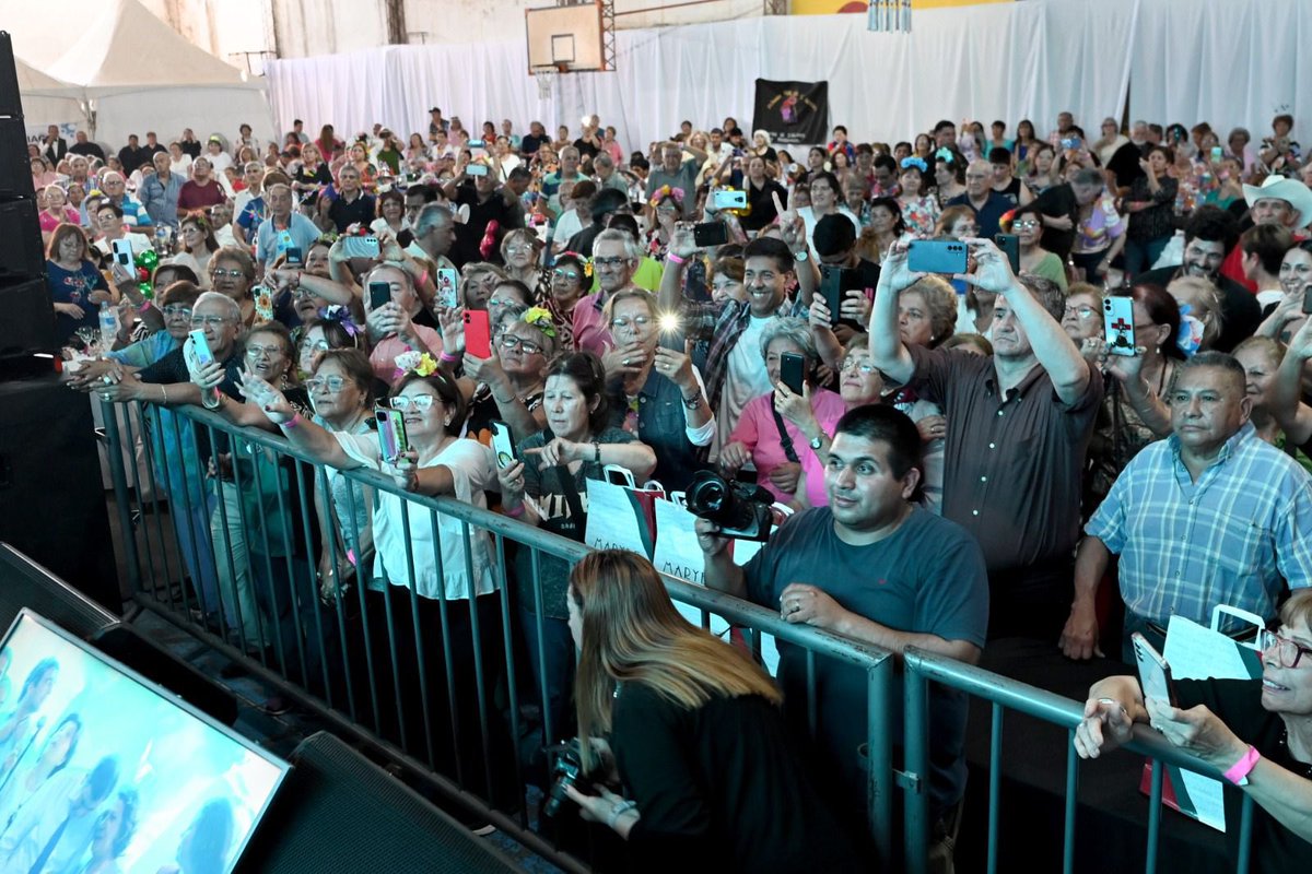 Celebramos el Día del #Jubilado 🫂👵🏻❤️

👉🏻 El gobernador <a href="/GZamoraSDE/">Gerardo Zamora</a> asistió a la celebración por el Día Nacional del Jubilado que se llevó a cabo en el Club Red Star de la Capital, organizado por la Municipalidad, donde participaron más de 1.400 miembros de 31 centros.