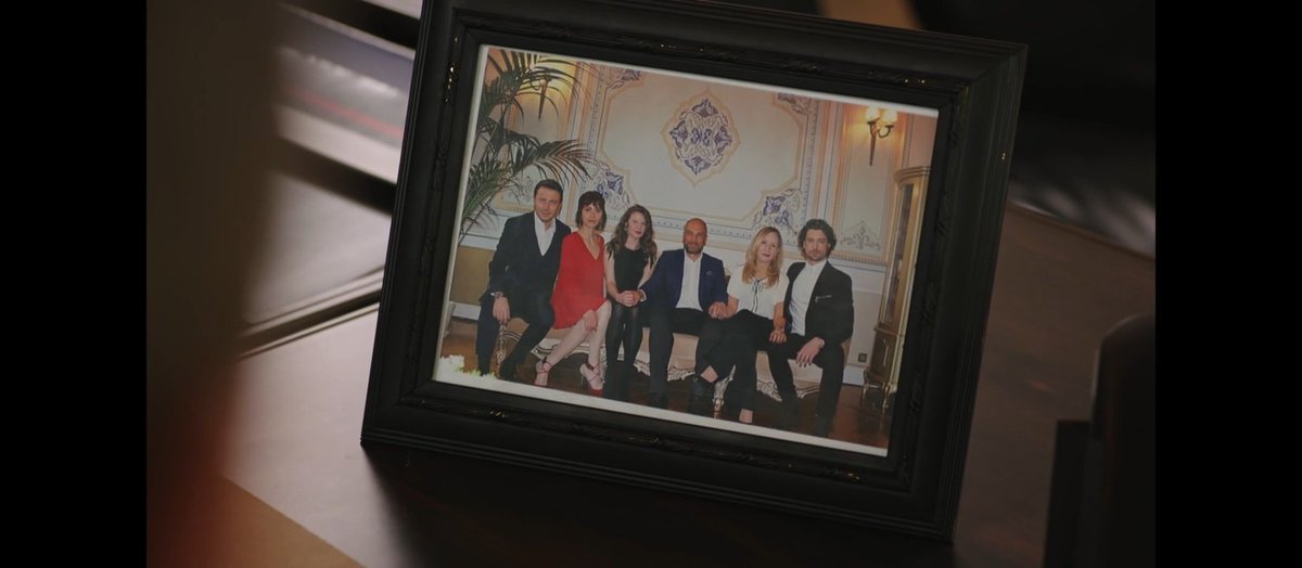 Хазым: я никогда тебя не отделял от остальных, и относился к вам всем одинаково. 

Тем временем, семейная фотка на которой есть всем ненавистная невестка Ясемин, но нет любимого сына Ягиза