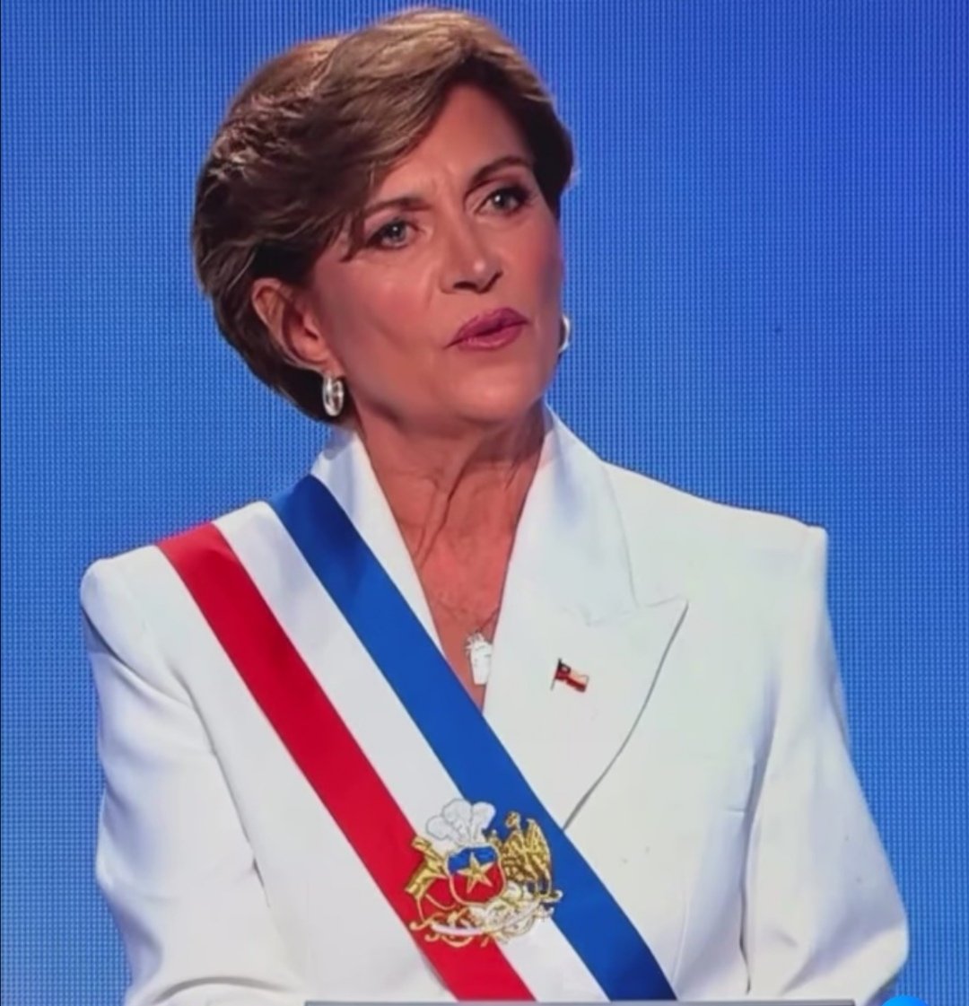 La candidatura de la extrema derecha de José Antonio Kast <a href="/joseantoniokast/">José Antonio Kast Rist 🖐️🇨🇱</a> está en caída libre, eso ya no sólo es una tendencia sino que es un hecho de la causa, los Chilenos se dieron cuenta que Evelyn Matthei <a href="/evelynmatthei/">Evelyn Matthei</a> es la esperanza para Chile 😜..

#ChileUnSoloEquipo 🇨🇱