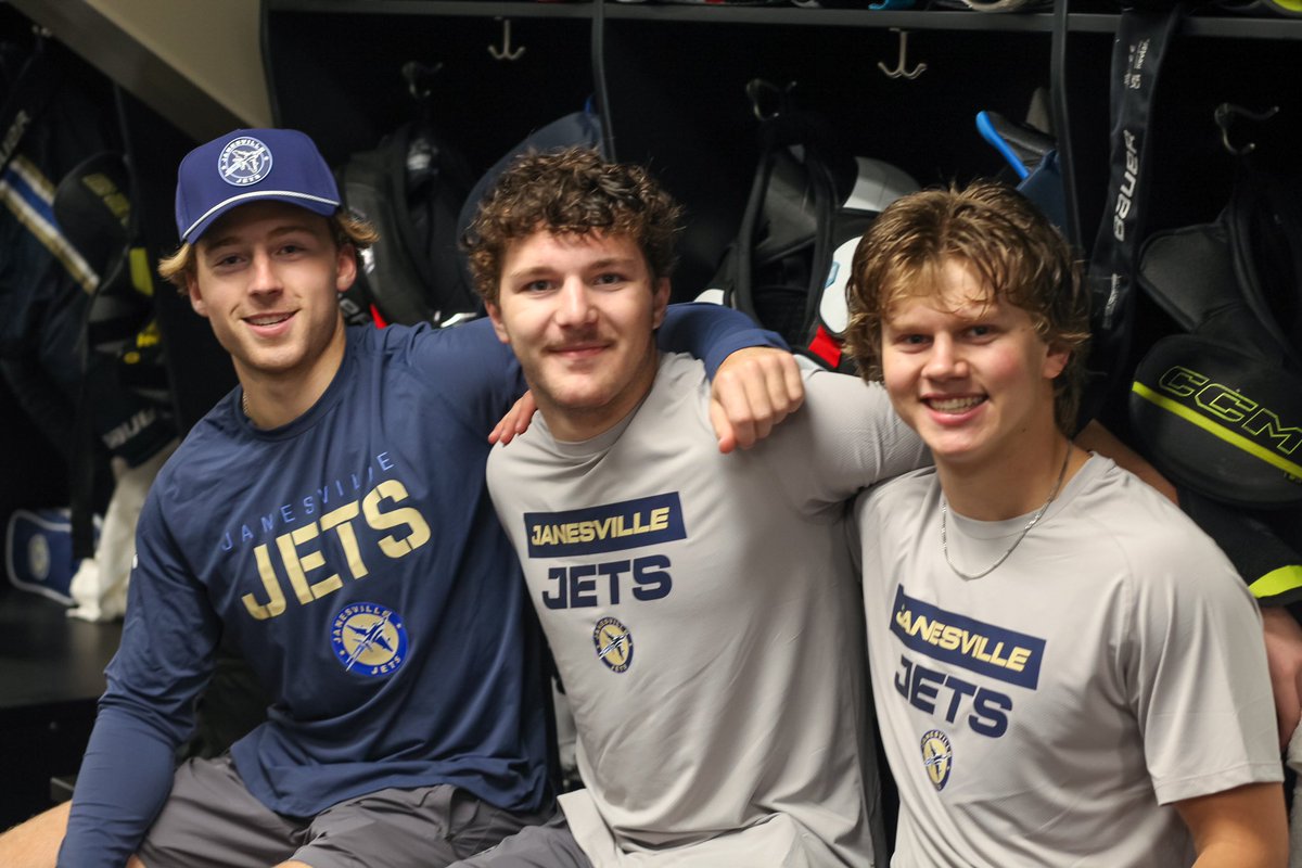 Moving in 🏒🏠

Yesterday, the Jets moved in to Mercyhealth Arena! They received their gear and got to see the locker room for the first time! 

#JanesvilleJets #NAHL #MoveIn