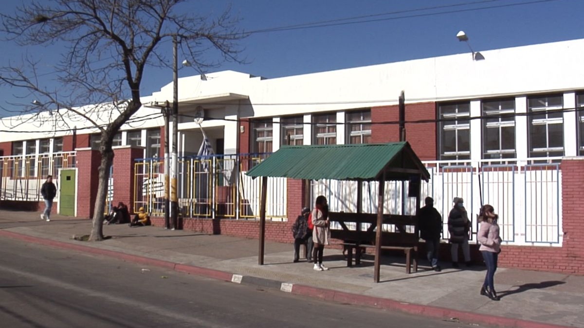 #AHORA Maestros de Montevideo decretaron un paro de 24 horas para el proximo jueves tras una agresión a una maestra de la esecuela 143 del barrio Casabó . <a href="/vtvnoticiasuy/">VTV Noticias</a>