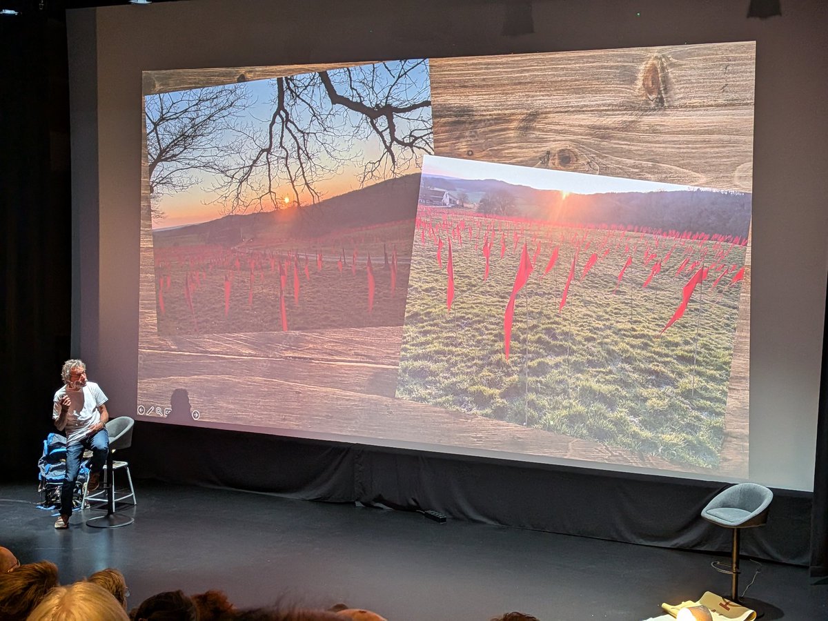 Lezing van Jean-Paul de Vries, bedenker Vlaggen voor Vrede op de Vlagheide te Schijndel in het Spectrum.