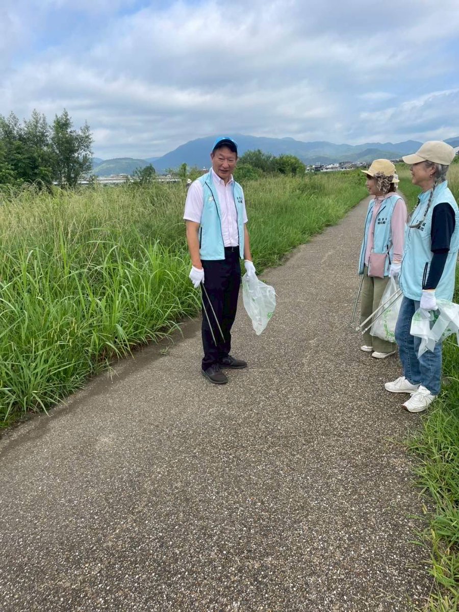 地元葛野学区の河川美化の清掃活動に参加しました。夏草がぼうぼうでゴミを探すのに難儀しました。