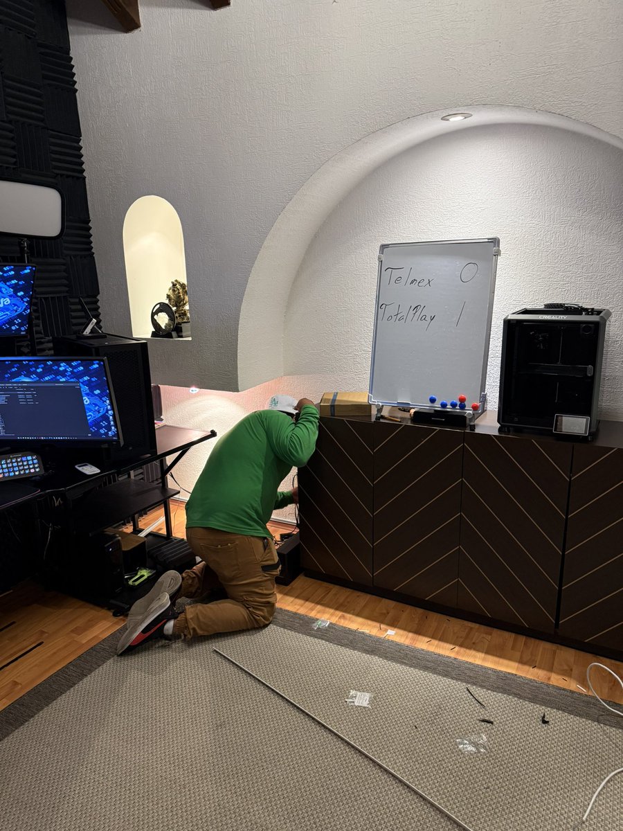 Muchas gracias a empresarios <a href="/RicardoBSalinas/">Don Ricardo Salinas Pliego</a> comprometidos <a href="/totalplaymx/">Totalplay</a>. Por otro lado <a href="/Telmex/">Teléfonos de México</a> y <a href="/TELMEXSoluciona/">Telmex Soluciona</a> 10 mensajes con ustedes, siguen sin solucionar. <a href="/Profeco/">Profeco</a>
Marcador final. Telmex 0, TotalPlay 1