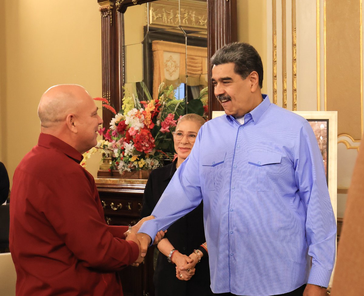 teleSURtv's tweet photo. 📌El presidente de #Venezuela 🇻🇪, Nicolás Maduro, recibió en Caracas a una delegación del Partido Comunista de #Cuba🇨🇺 compuesta por líderes partidistas y liderada por Roberto Morales Ojeda. https://t.co/twKCZnyXfY