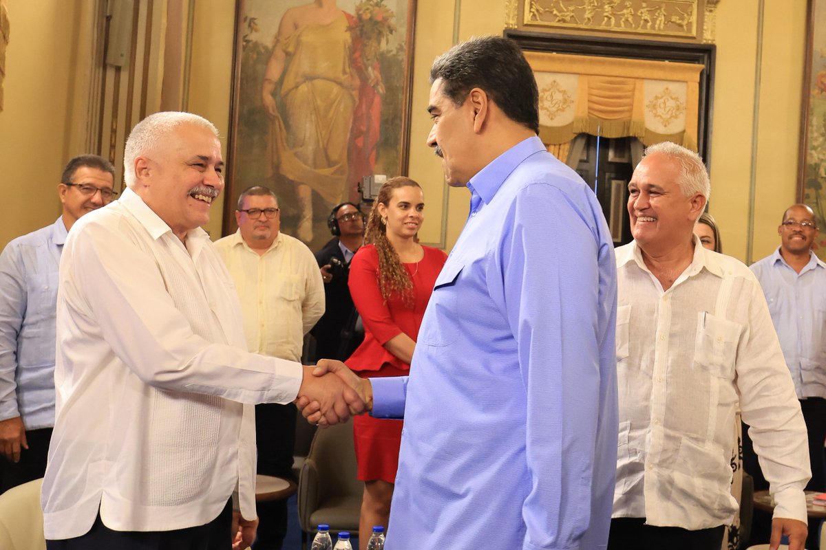 teleSURtv's tweet photo. 📌El presidente de #Venezuela 🇻🇪, Nicolás Maduro, recibió en Caracas a una delegación del Partido Comunista de #Cuba🇨🇺 compuesta por líderes partidistas y liderada por Roberto Morales Ojeda. https://t.co/twKCZnyXfY