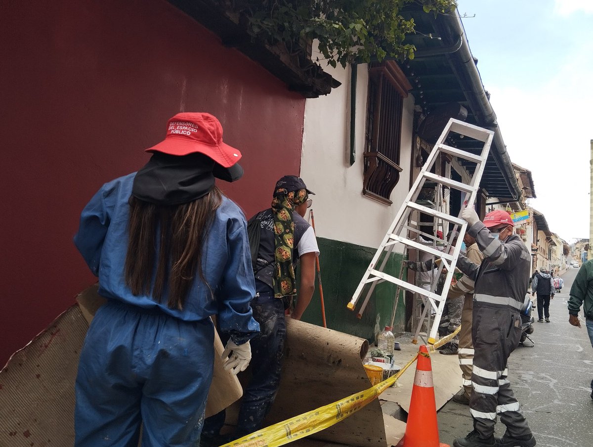 MiEspacioesBog's tweet image. La #TransformAcción del Centro Histórico es un trabajo articulado @IDPC, @Alcandelaria_ y @FUGA recuperando la memoria y la historia de nuestra ciudad. 
A través de pintura y limpieza estamos dándole vida al sector y promoviendo #MásyMejorEspacioPúblico 💛♥️