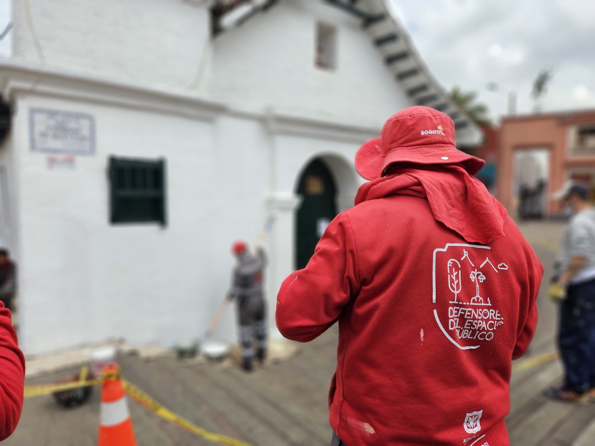 MiEspacioesBog's tweet image. La #TransformAcción del Centro Histórico es un trabajo articulado @IDPC, @Alcandelaria_ y @FUGA recuperando la memoria y la historia de nuestra ciudad. 
A través de pintura y limpieza estamos dándole vida al sector y promoviendo #MásyMejorEspacioPúblico 💛♥️