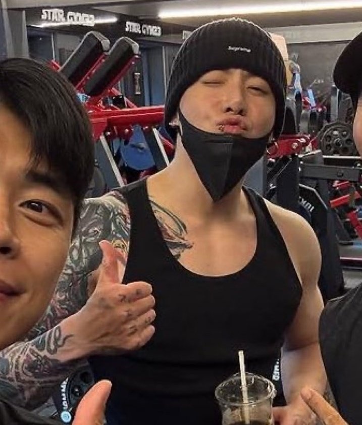 eu ocupada nos tribunal do júri da vida e esse filho da puta acha bom me aparecer assim em público