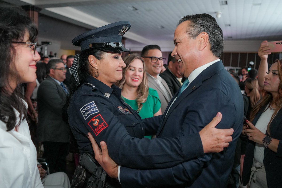 tonoastiazaran's tweet image. Muchas gracias a @RicardoAnayaC, @JorgeRoHe, @eLiasLixa y a todas y a todos por ser testigos de los avances en Hermosillo.

El trabajo en equipo con las y los hermosillenses es lo que me motiva a seguir construyendo resultados y #TransformandoHermosillo con hechos. 🌞