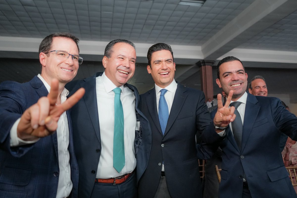 tonoastiazaran's tweet image. Muchas gracias a @RicardoAnayaC, @JorgeRoHe, @eLiasLixa y a todas y a todos por ser testigos de los avances en Hermosillo.

El trabajo en equipo con las y los hermosillenses es lo que me motiva a seguir construyendo resultados y #TransformandoHermosillo con hechos. 🌞