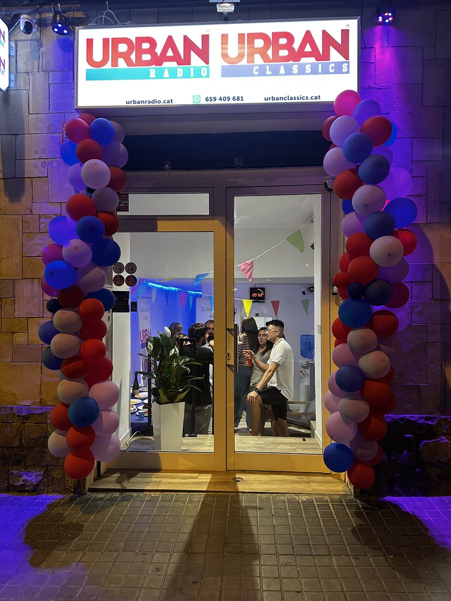 urb_radio's tweet photo. 🆕Inauguració estudis Urban Radio i
Urban Classics.🎉🥳
Una nova etapa comença, venen nous
projectes, venen dues emissores amb molta força. Gracies per triar-nos! #Hostafrancs #Sants #Barcelona #radio #inauguracio #estudis #urbanradio #urbanclassics https://t.co/yz6dNmiROM