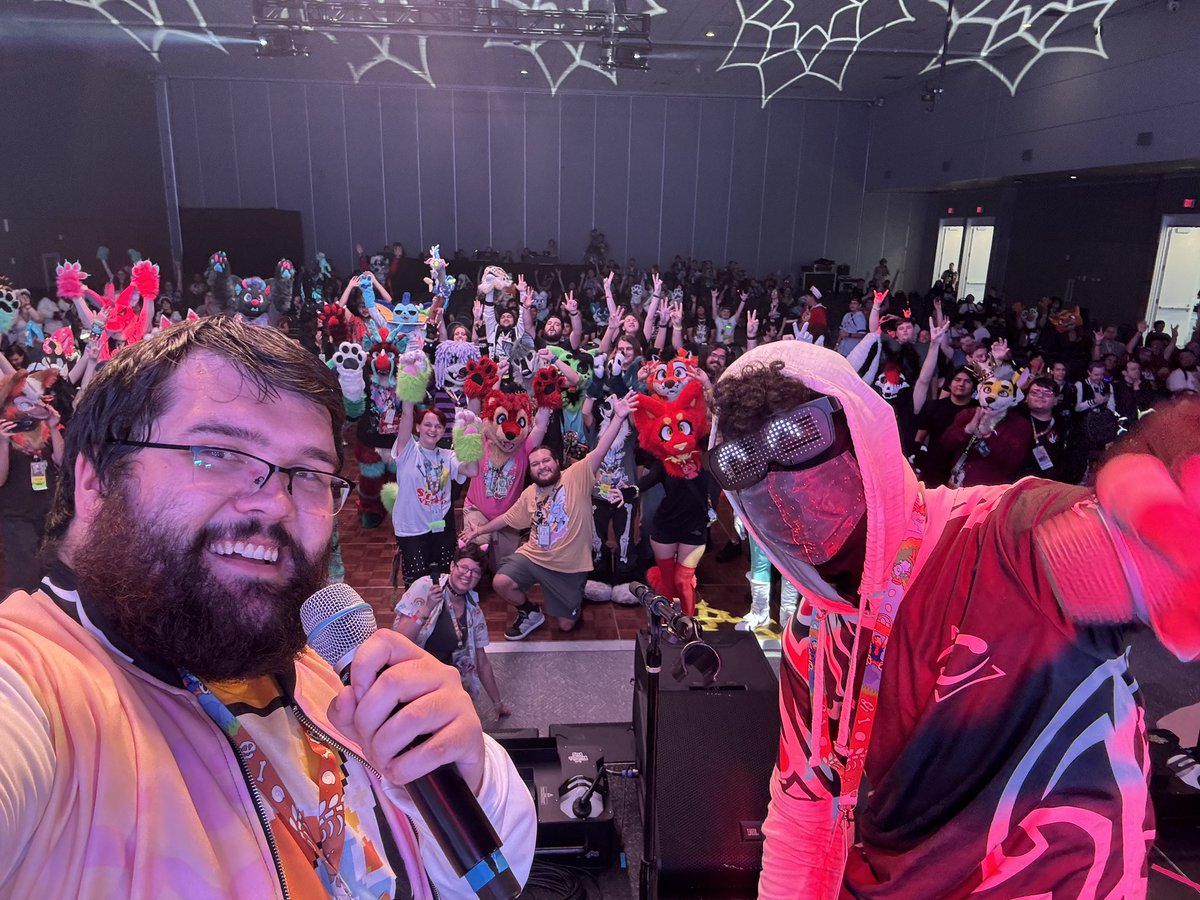 I switched on stage during my performance lmao sorry for forgetting a few of my lyrics LMAO

But it seems you guys loved it so thank you so much