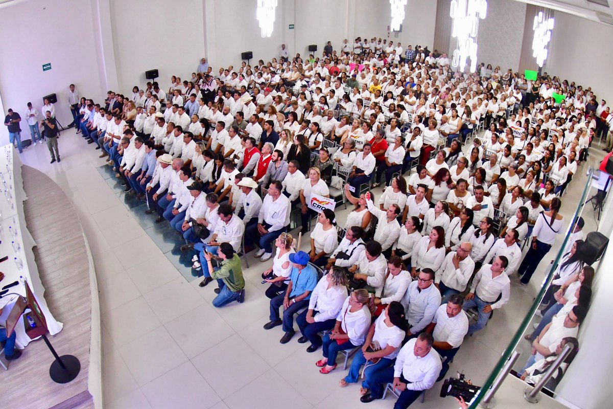 ¡En #Frontera vamos con todo! 💪🏻
Junto al Presidente del <a href="/PRICoahuila/">PRI COAHUILA</a>, mi querido Don Carlos Robles tomamos protesta a la nueva dirigencia municipal del PRI. 
Unidad, fuerza y compromiso por nuestra gente. 🟢⚪️🔴

¡Seguiremos cumpliendo!

#AquiCumplimos #PRICoahuila #PRIFrontera