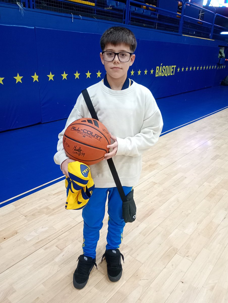 lamitadmas1's tweet image. La presentación del plantel profesional de @BasquetBocaJrs arrancó con una sorpresa para un joven hincha que hizo una promesa por el Bicampeonato del equipo 
Joaquín Murias se vino caminando desde San Martín hasta La Bombonerita picando la pelota
Se llevó de regalo una camiseta y…