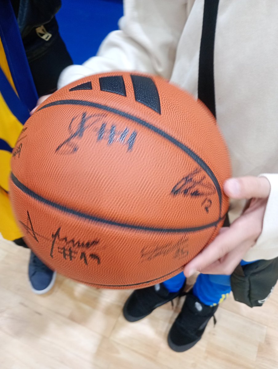 lamitadmas1's tweet image. La presentación del plantel profesional de @BasquetBocaJrs arrancó con una sorpresa para un joven hincha que hizo una promesa por el Bicampeonato del equipo 
Joaquín Murias se vino caminando desde San Martín hasta La Bombonerita picando la pelota
Se llevó de regalo una camiseta y…